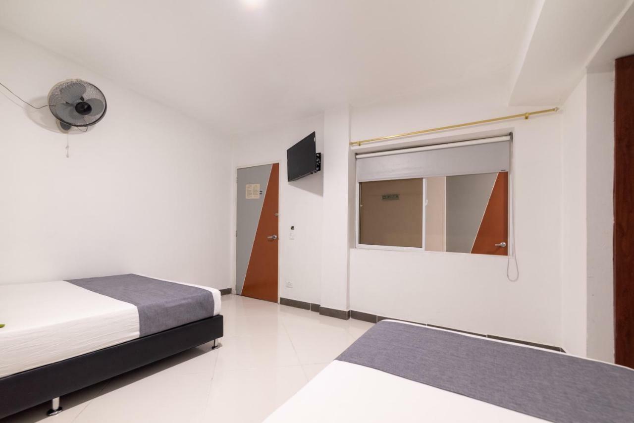 Ayenda 1234 Imperio 70 Hotel Меделин Екстериор снимка
